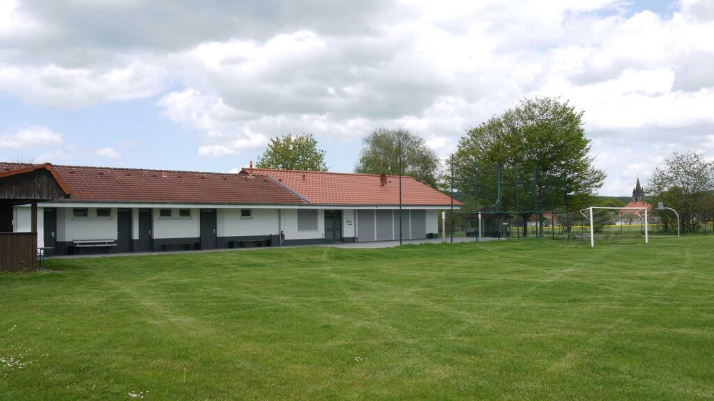 Das Vereinsheim auf dem Sportplatz wir erweitert.
